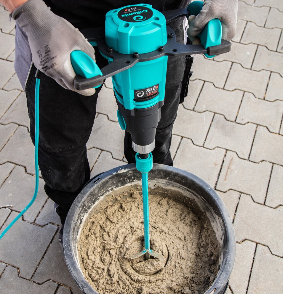 Mixing of plaster mortar with Collomix Xo-R drill mixer and MK stirrer in a mortar bucket